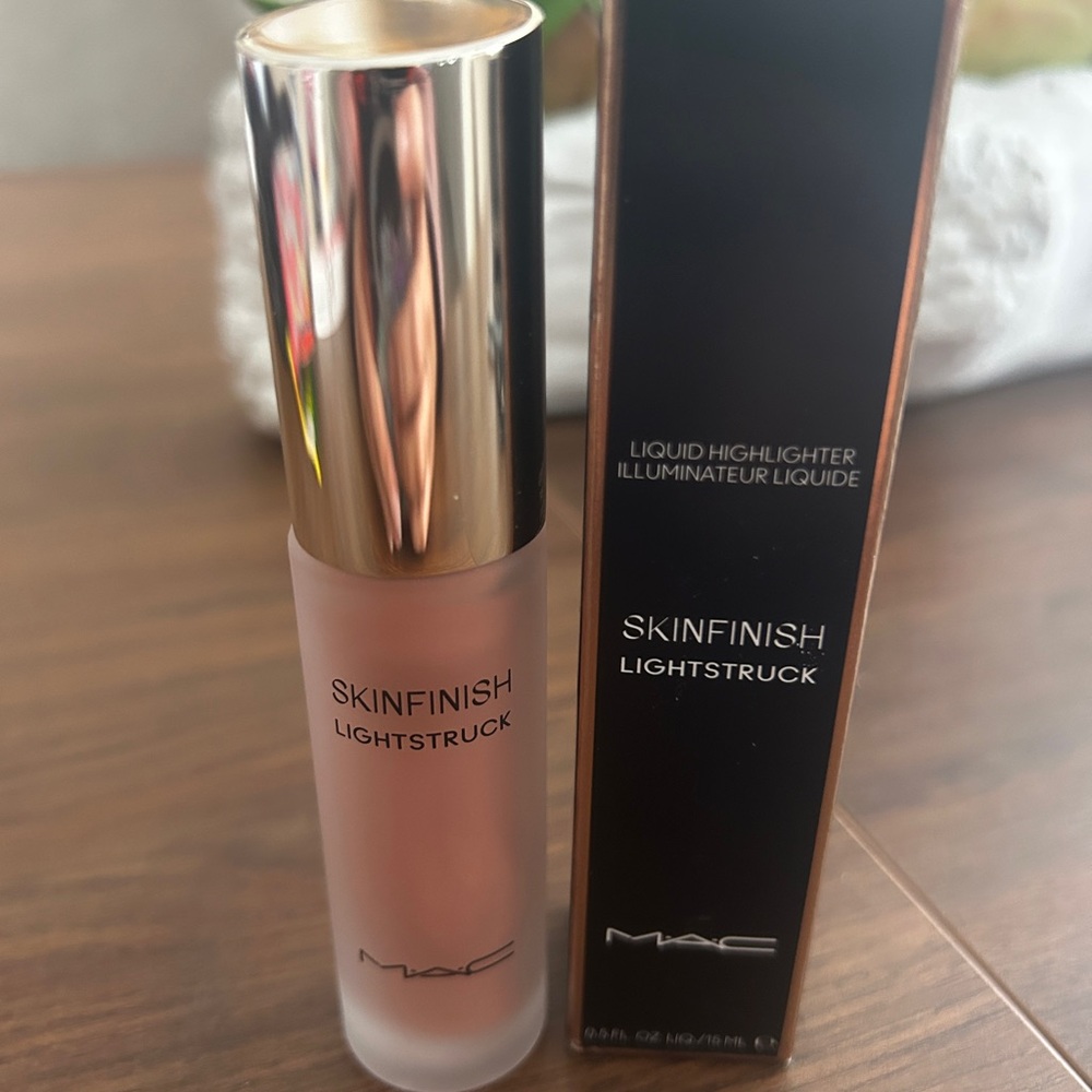 MAC Cosmetics Skinfinish Lightstruck Liquid Highlighter - space slippers